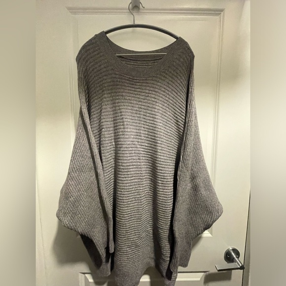 Sweaters - Gray oversized crewneck batwing sweater. Size XL.